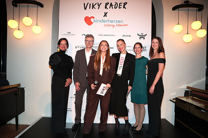 Nicola Gr&auml;fin Keglevich, Prof. Dr. med Peter Ewert, Viviane Geppert, Viky Rader, Linda R&ouml;&szlig; ( Kinderherzen Stiftung M&uuml;nchen) und Julia Schmidt beim Viky Rader X Kinderherzen Foundation Charity Event im Brenner Restaurant am 12.03.2026 (&copy;Photo G. S./ Viky Rader / PR via Getty Images) 